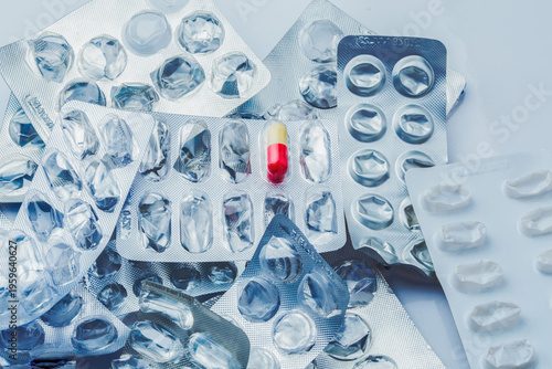 Konstfotografi macro close-up of multiple empty pharmaceutical blister packs with one remaining