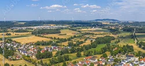 Photos Ausblick auf die Ortschaft Mönchsroth an der Rotach im Kreis Ansbach im Sommer