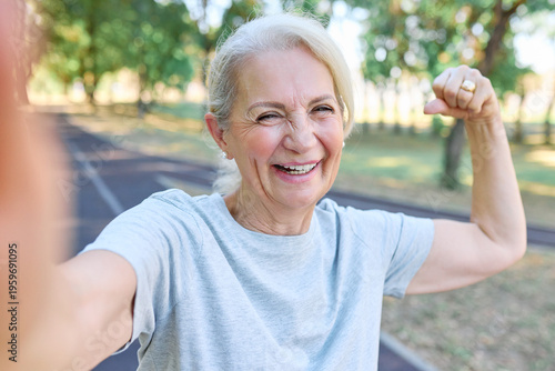 Photos Portrait of a senior elderly woman exercising practicing  fitness taking a selfi