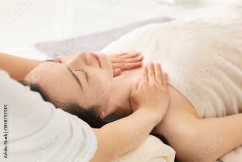 マッサージを受ける女性