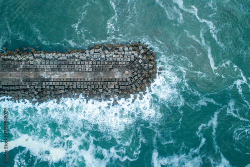 Foto Aerial view of a breakwater in a rough sea The Concept of resilience