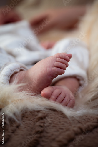 Babyfüßchen. Kleine Zehen eines neugeborenen Kindes. Fellunterlage kuschelig