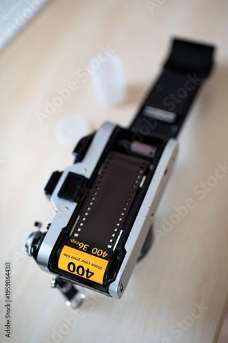 Alte Filmkamera mit 35 mm Film. Analog Kamera. Alter Fotoapparat. 400 ISO Empfindlichkeit