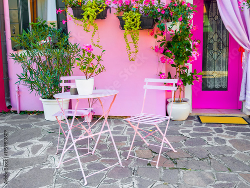 Φωτογραφία Two chairs with table in the patio