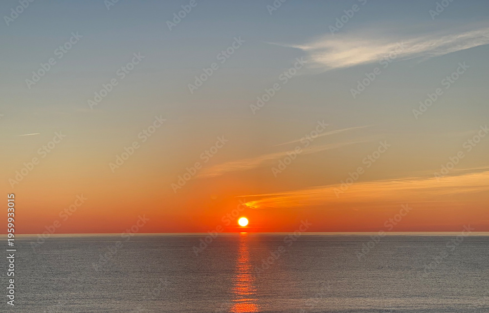 Fototapeta premium Minimalist Ocean Sunset with Perfect Reflection and Clear Horizon