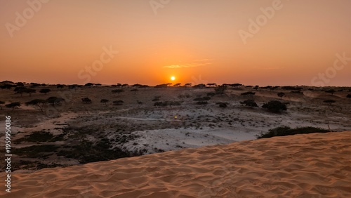 Sénégal, coucher de soleil dans le désert de Lompoul