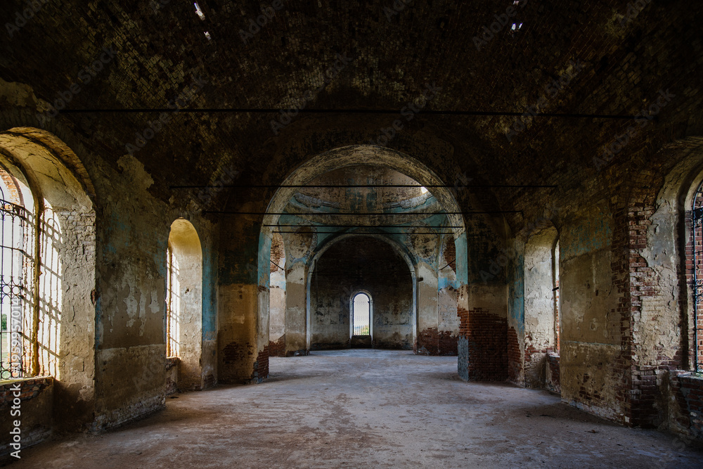 Obraz premium Interior of old abandoned Orthodox church of Kazan icon of the mother of god with remnants of fresco in Old Chigla