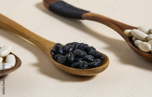 Frijol negro de Brasil sobre una cuchara de madera