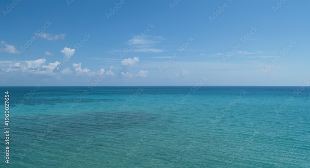 Obraz premium Expansive sea and sky panorama on a warm summer day