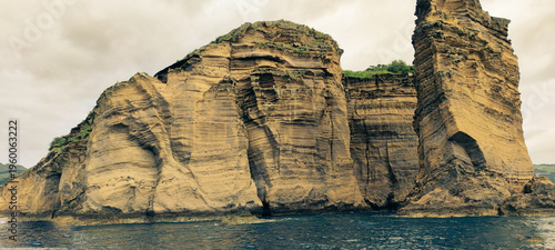 Foto Side view of the uninhabited island of the Princess ring; Villa Franca de Campo, Azores, Portugal
This photo offers a wonderful side view of the uninhabited Princess Ring island