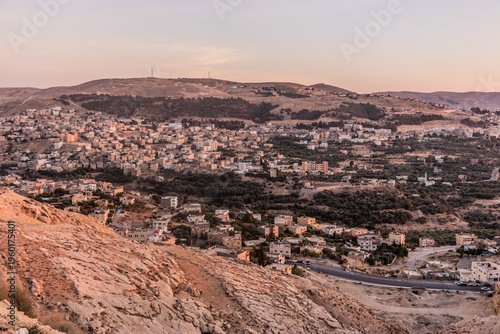 Foto Evening view of Tafila town, Jordan