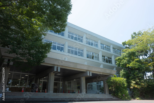 Tableau sur toile 緑に囲まれた学校の校舎、学校の正面玄関