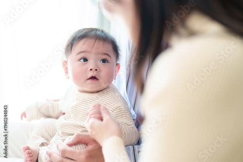 Wallpaper Mural お母さんを見つめる赤ちゃん Torontodigital.ca