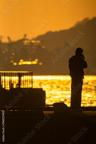 夕焼けの海峡を撮る人20260321-2