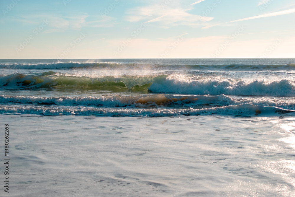 Obraz premium Cliff Beach and Ocean Waves During Bright Day