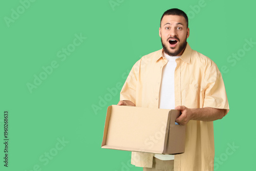Surprised young man with ca...
