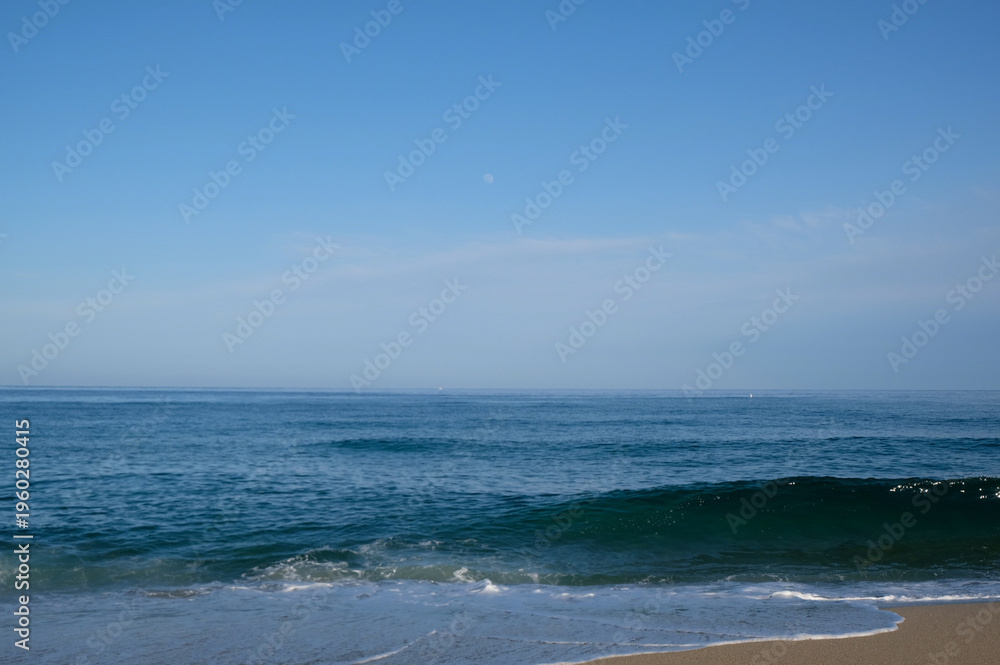 Fototapeta premium Peaceful Sandy Beach and Blue Ocean Coastline