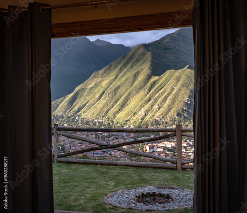 Foto Panoramic view of Urubamba in the Sacred Valley of the Incas, Cusco, Peru, surrounded by dramatic Andean mountains, green valleys and traditional rural landscapes