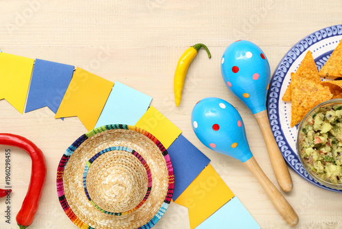 Sombrero, maracas, nachos a...
