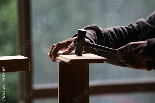 	改装工事をする男性