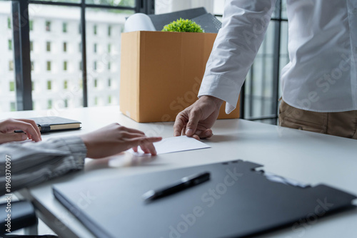 Foto Asian office worker informs HR of resignation