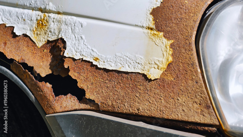 Fotografia Old white car body showing severe rust and peeling paint in Moscow
