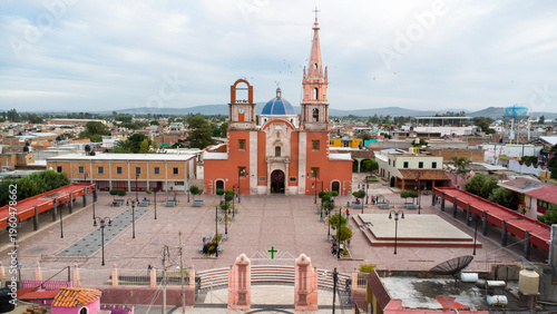 Tableau sur toile Atrio y fachada de la Parroquia de Santa María de Guadalupe, Romita Guanajuato, pueblo católico mexicano
