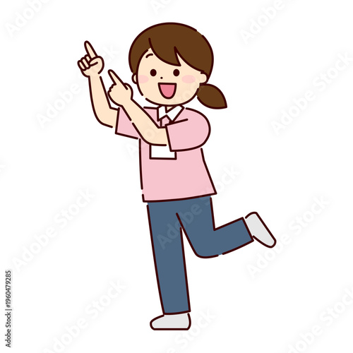 陽気に指差し案内をしているユニフォームを着た女性