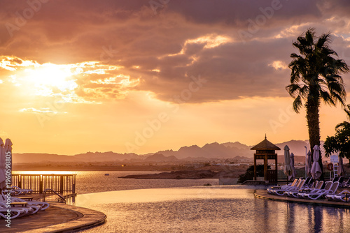 Cuadro en lienzo Sunset over the pool overlooking the sea