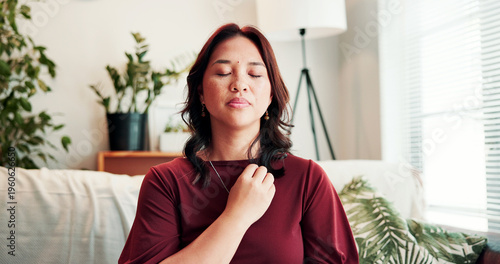 Foto Breathe, holistic therapy and woman on sofa for calm, mindfulness and healing for counseling