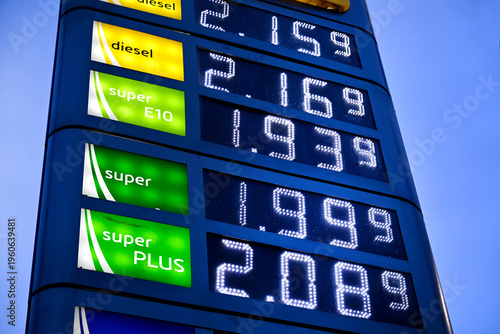 Obraz na płótnie Spritpreis,Tankstelle,Energiekrise,Anzeigetafel