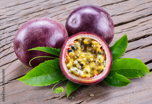 Canvastavla Passion fruits and cross section of passion fruit with pulpy juice filled with seeds