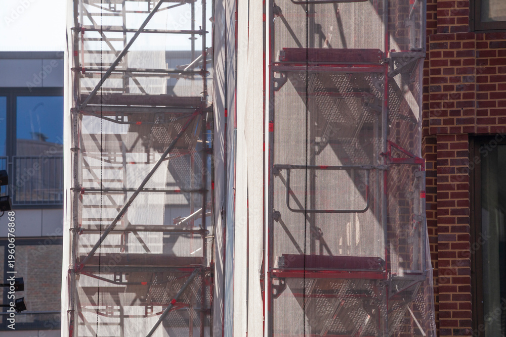 Naklejka premium Weisse Abdeckplane, Baustelle, Baugerüst, Hausfassade, Rohbau, Deutschland
