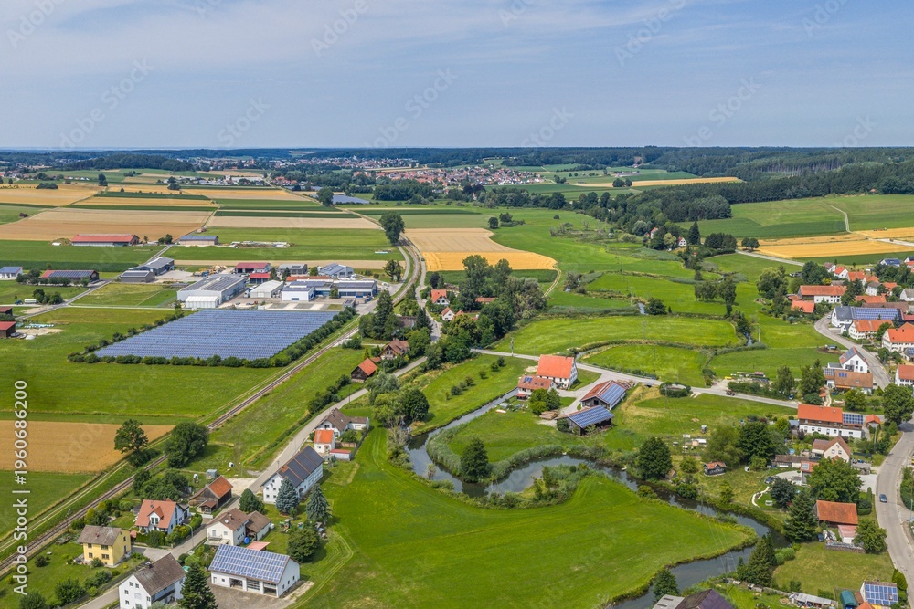 Fototapeta premium Sommerlicher Ausblick ins idyllische Kammeltal bei Aletshausen im südlichen Kreis Günzburg