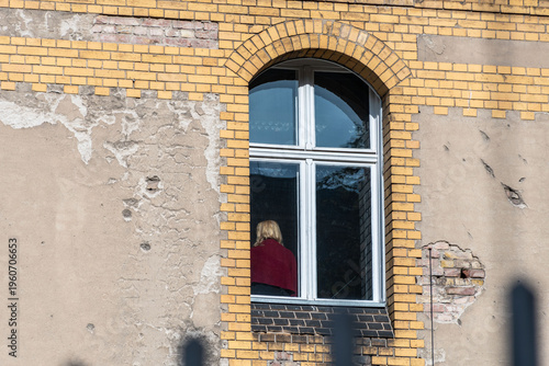 Berlino, finestra con donna vista di spalle