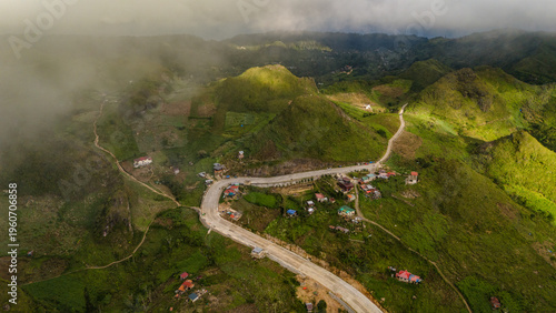 Fotografía Cinematic aerial drone shot of the unique jagged rock formations and green hills