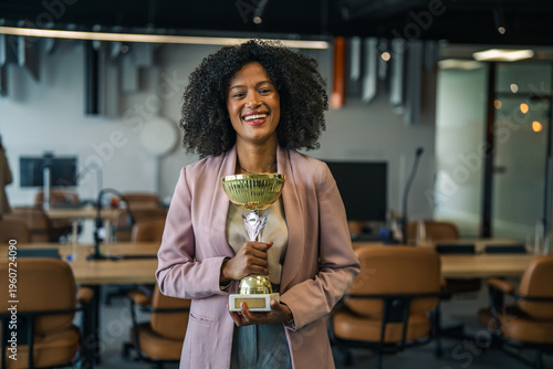 Canvastavla Happy african american woman employee holding champion trophy award