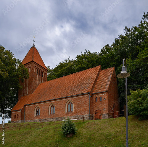 Auf einem Hügel über der Stadt thront die denkmalgeschützte Dorfkirche von Binz - Ansicht von Westen, Inschriften retuschiert