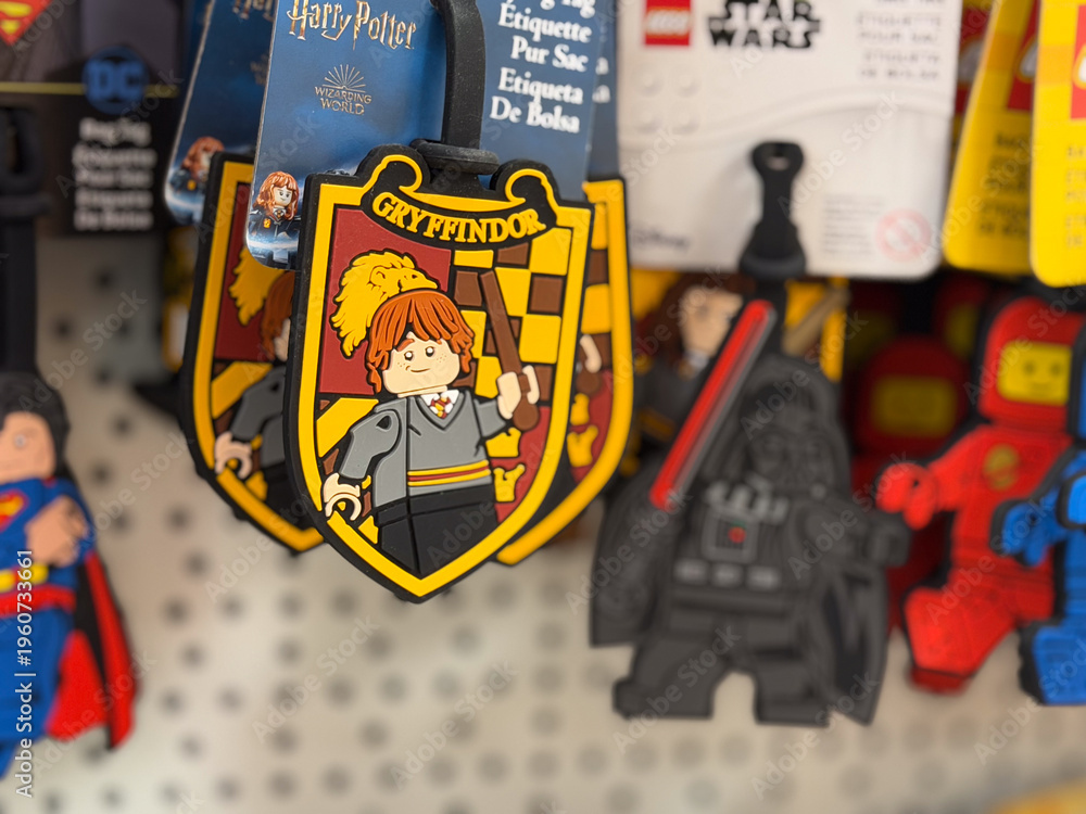 Naklejka premium Lego-style gryffindor shield keychain