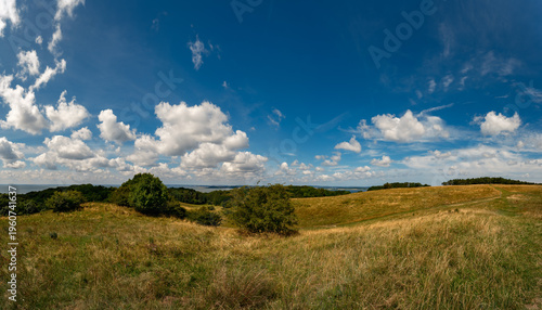 Ein Paradies für Wanderer: Blick vom Zickerberg auf Rügen Richtung Westen, im Hintergrund die Halbinsel Reddevitz mit dem 