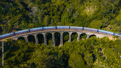 Foto This image shows a stunning blue train crossing the iconic Nine Arch Bridge in Sri Lanka
