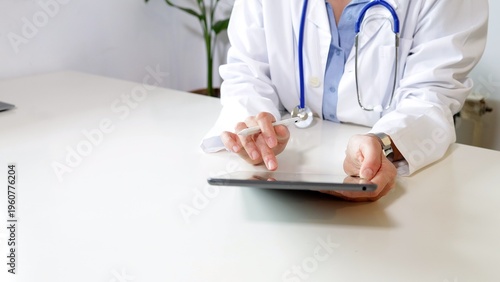 Schilderij op canvas Doctor working with a digital tablet and stylus, accessing healthcare informatio