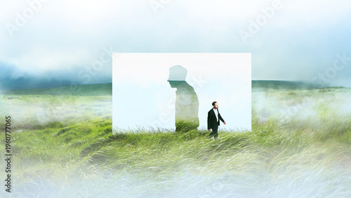 Foto Man walking past human silhouette cutout in foggy grass landscape