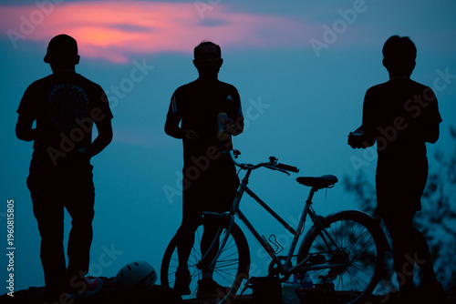 Silhouette sunset cyclist b...