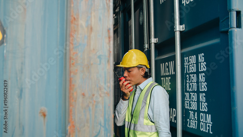 Male worker safety vest har...