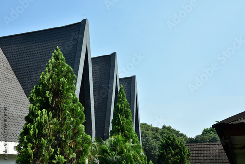 Foto A church tower topped with a cross