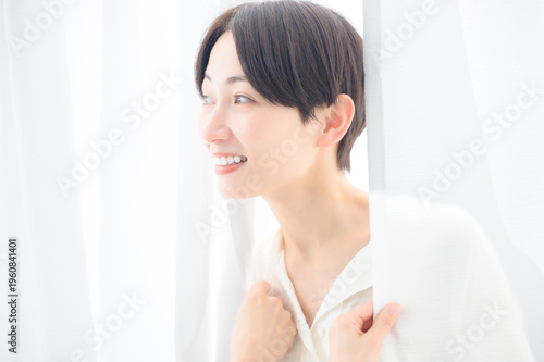 Free Download カーテンに包まる日本人女性 - GFXLoad