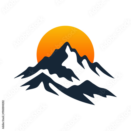 Logo agencia de viajes. Vacaciones de verano. Dibujo sencillo con silueta de un paisaje con montaña con el sol asomando 