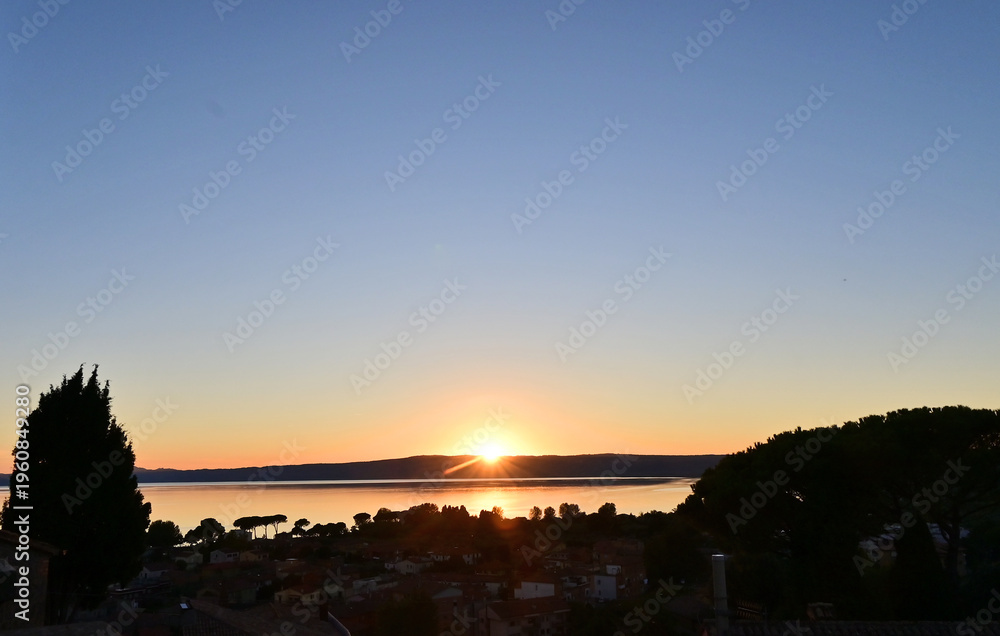 Obraz premium Bolsena, il tramonto sul lago di Bolsena dalla terrazza panoramica della Rocca, Tuscia,, Viterbo, Lazio