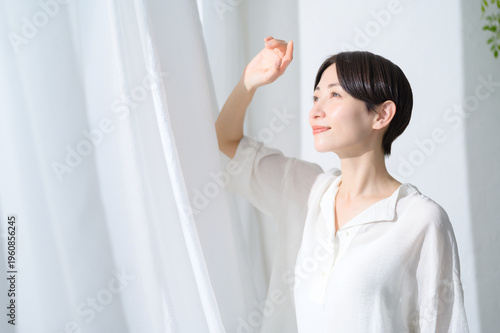 Konstfotografi 窓からの日差しを浴びる日本人女性